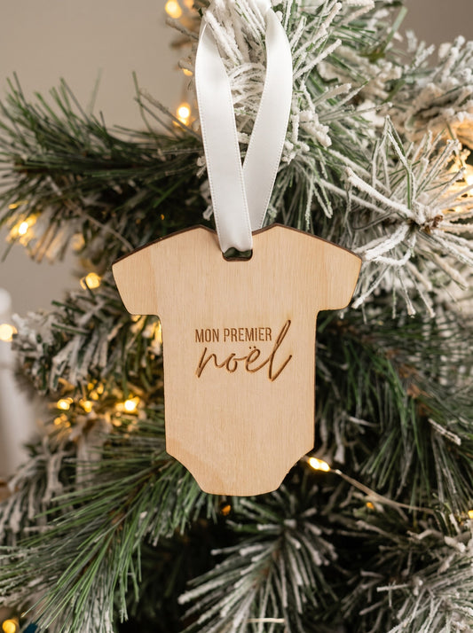 Wooden onesie ornament engraved Mon premier Noël on a Christmas tree