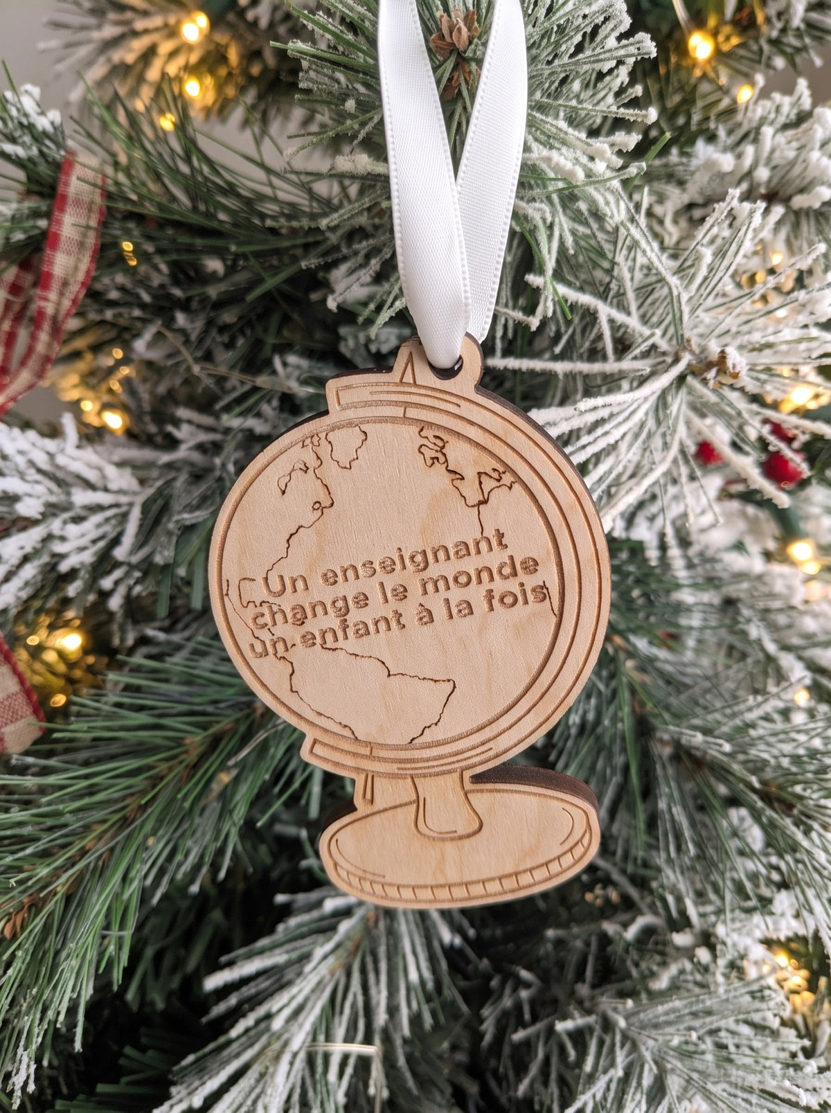 Wooden globe ornament engraved Un enseignant change le monde un enfant à la fois