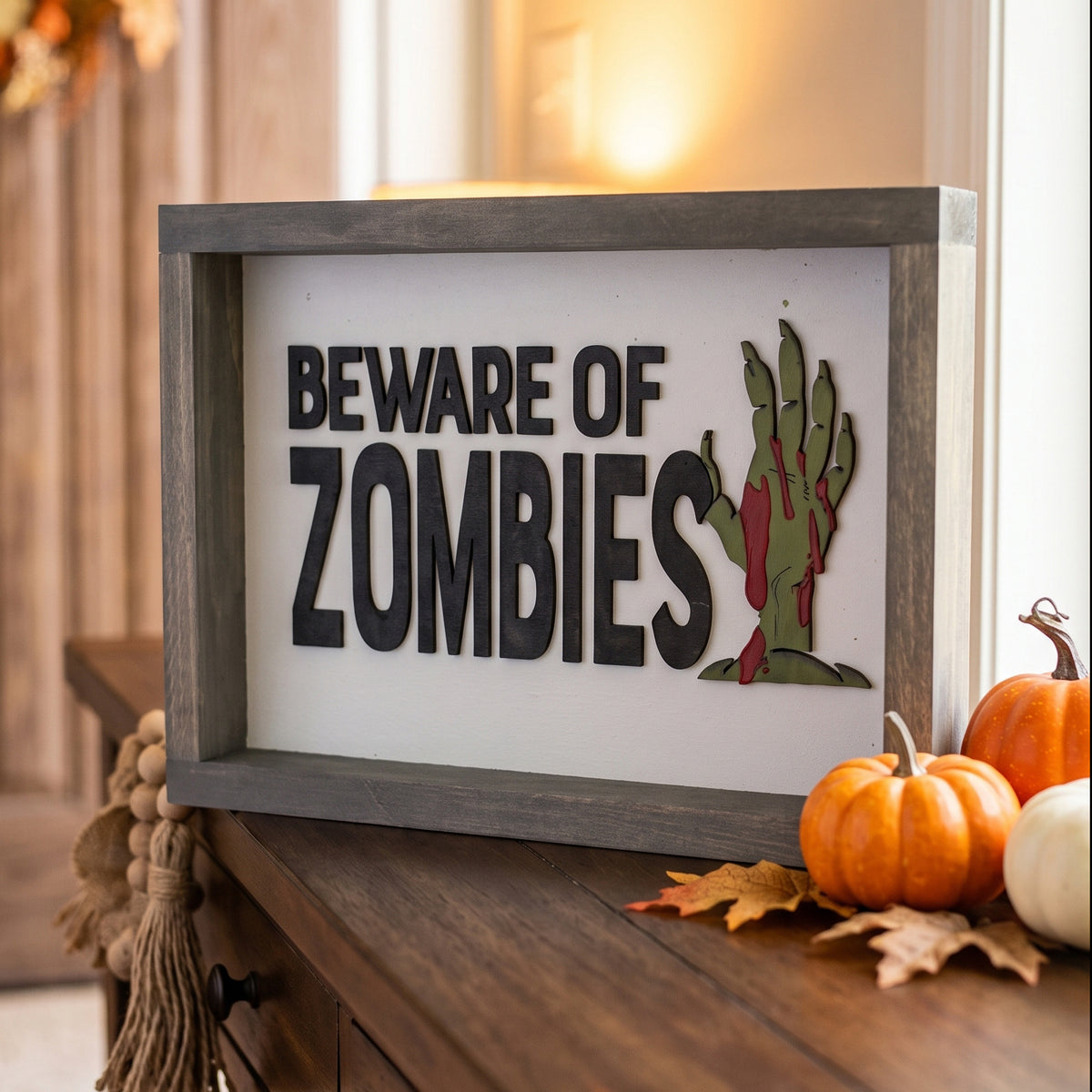 Pancarte en bois encadrée « Beware of Zombies » | Décoration d'Halloween pour mur et étagère